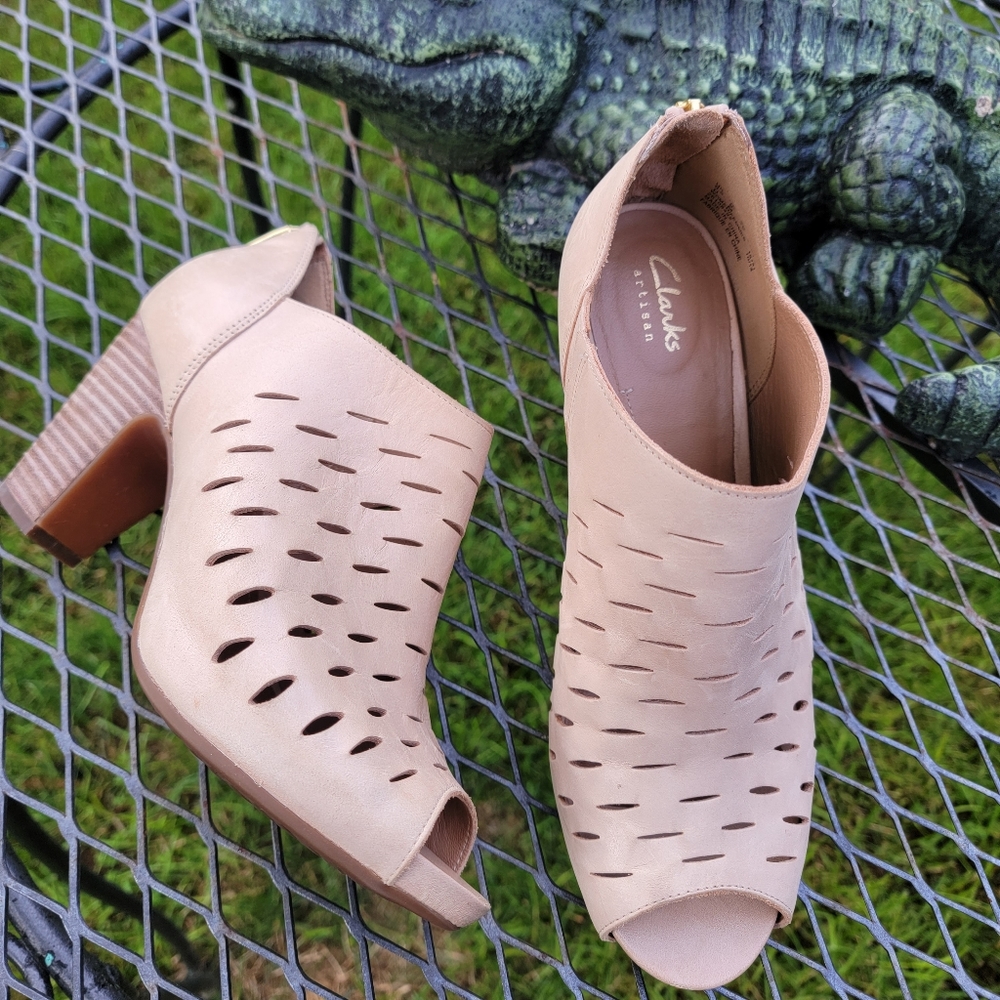 Clarks Beige Cutout Okena Posh Faux Leather Bootie Sz 6.5